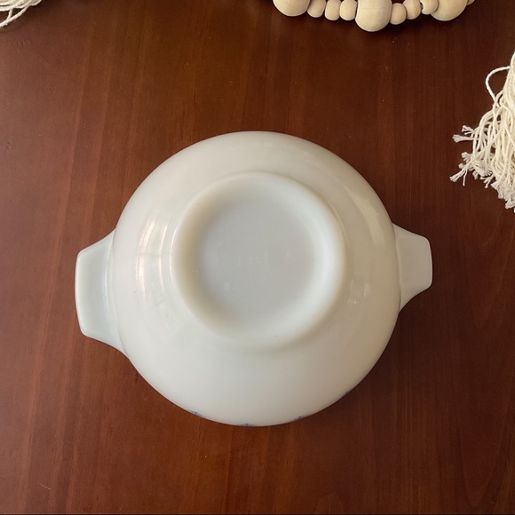 Vintage 1980s Snowflake Pyrex Mixing Bowl 1.5 pt Retro Design White Blue - Picture 4 of 8